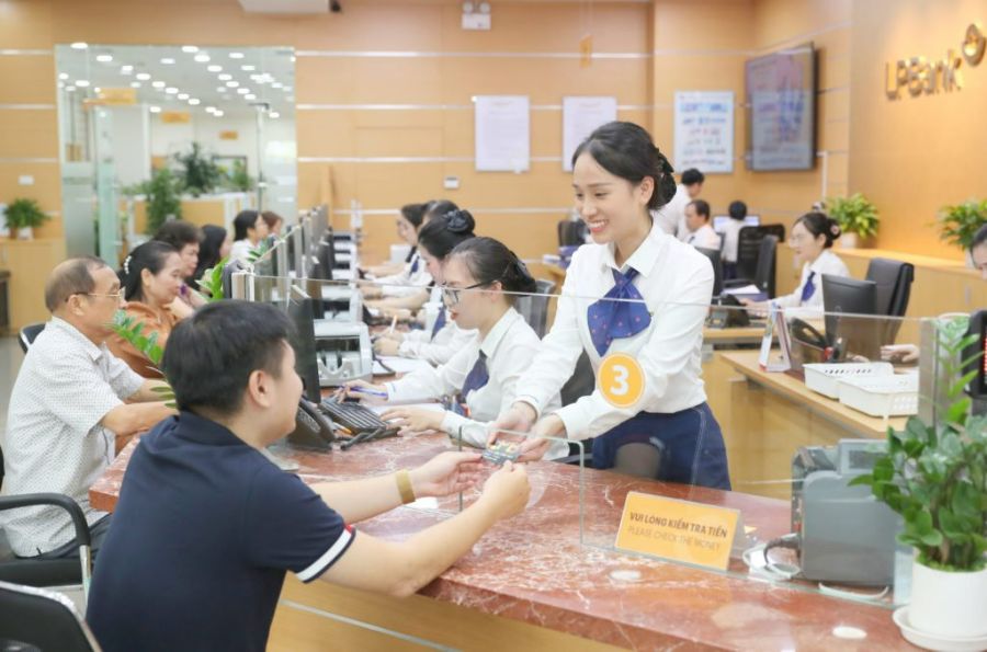 LPBank ki&ecirc;n tr&igrave; với mục ti&ecirc;u hướng đến ph&aacute;t triển th&agrave;nh ng&acirc;n h&agrave;ng TMCP h&agrave;ng đầu ki&ecirc;m tập đo&agrave;n Dịch vụ t&agrave;i ch&iacute;nh - Ng&acirc;n h&agrave;ng lớn mạnh của Việt Nam. (Ảnh minh họa)