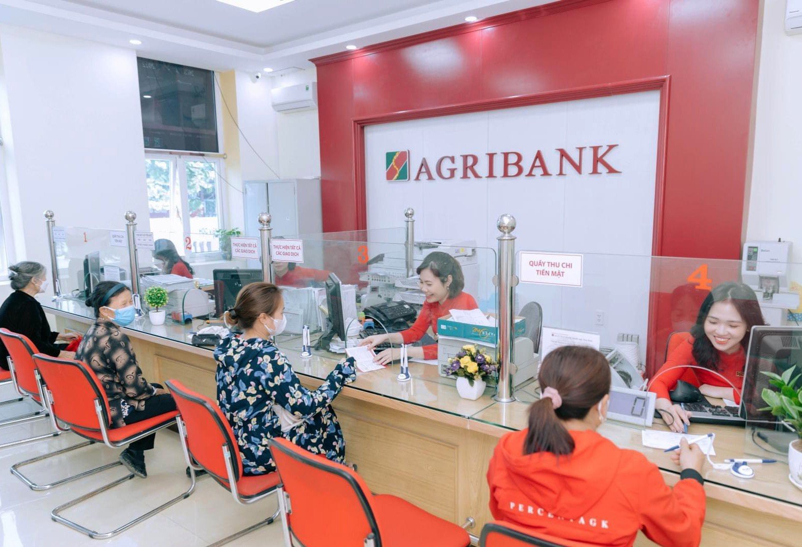 Trong quá trình thực hiện những thủ tục vay trả góp tại ngân hàng Agribank khách hàng sẽ nhận được sự hướng dẫn của giao dịch viên