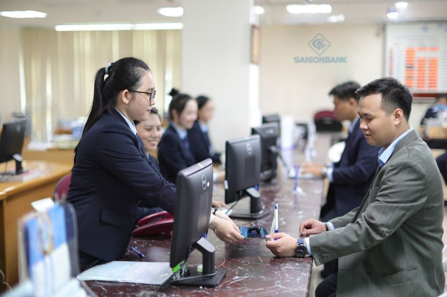 Nhân viên SaigonBank sẽ thẩm định hồ sơ vay tín chấp của khách hàng