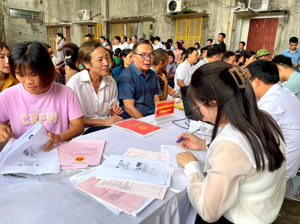 Người dân thực hiện thủ tục đất đai, sang tên sổ đỏ tại Trung tâm hành chính công tỉnh Sơn La.