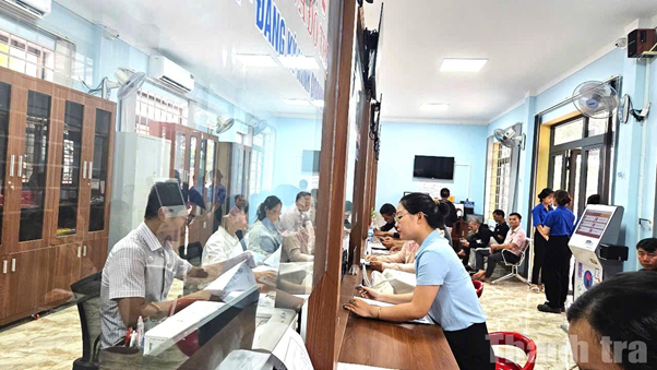 Người dân tra cứu quy hoạch nhà đất tại Trung tâm hành chính Đắk Lắk.