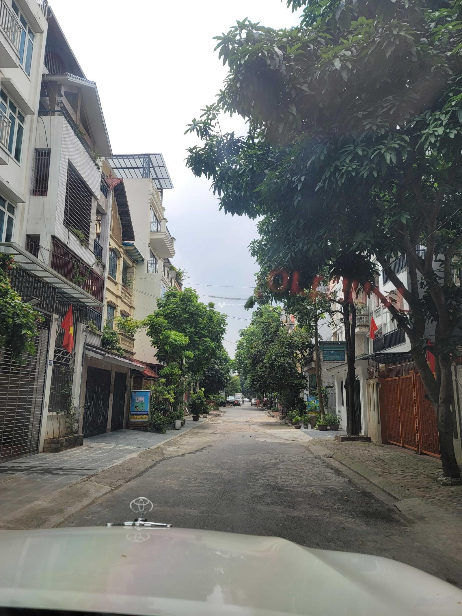 Bán nhà mặt phố xây 4 tầng rưỡi, diện tích 96m2, mặt tiền 6m tại Nguyễn Đức Thuận, Long Biên, Hà Nội