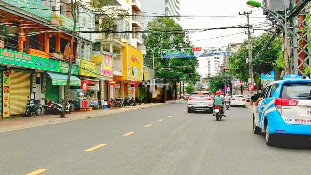 Chính chủ bán gấp nhà cách đường Nguyễn Thị Minh Khai chỉ 30m-03