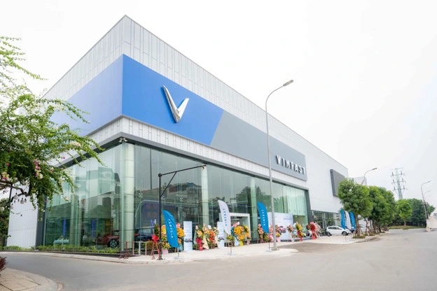 Cho thuê showroom mặt tiền 50m Nguyễn Văn Linh. LH 0906 218 ***
