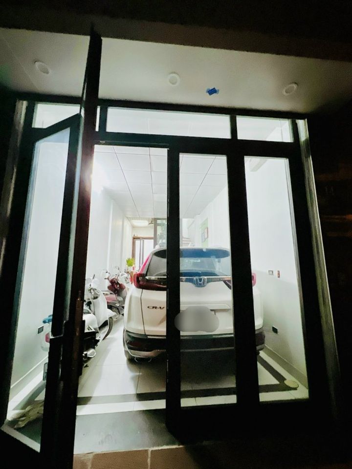 Nhà phân lô Nguyễn Chánh ô tô vào nhà, thang máy xịn, 5 tầng vẫn còn rất đẹp-02