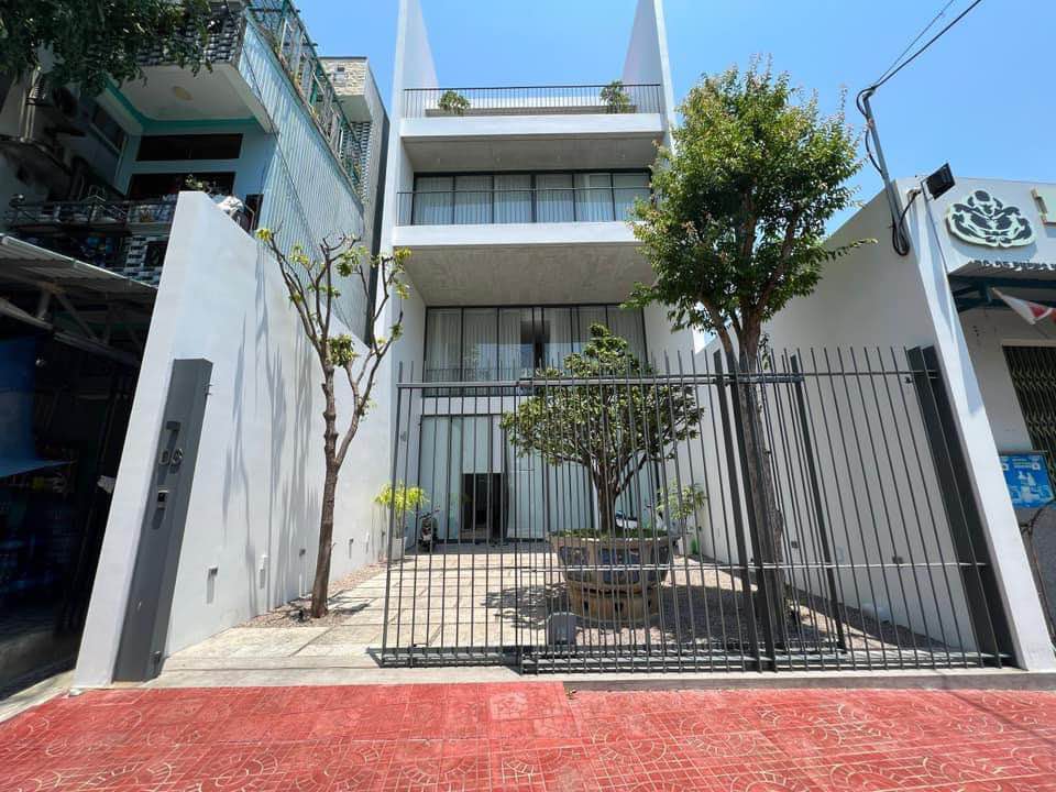 Cho thuê nhà 4 tầng, thiết kế hiện đại tại Quy Nhơn, Bình Định. Diện tích 220m2, giá 35 triệu/tháng-01