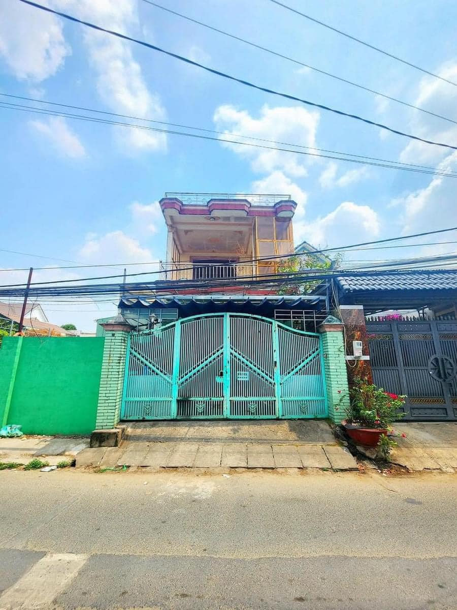 Bán kho bãi, nhà xưởng, khu công nghiệp thành phố Biên Hòa, 2 ô tô né nhau, thuận lợi kinh doanh buôn bán, giá 3,99 tỷ