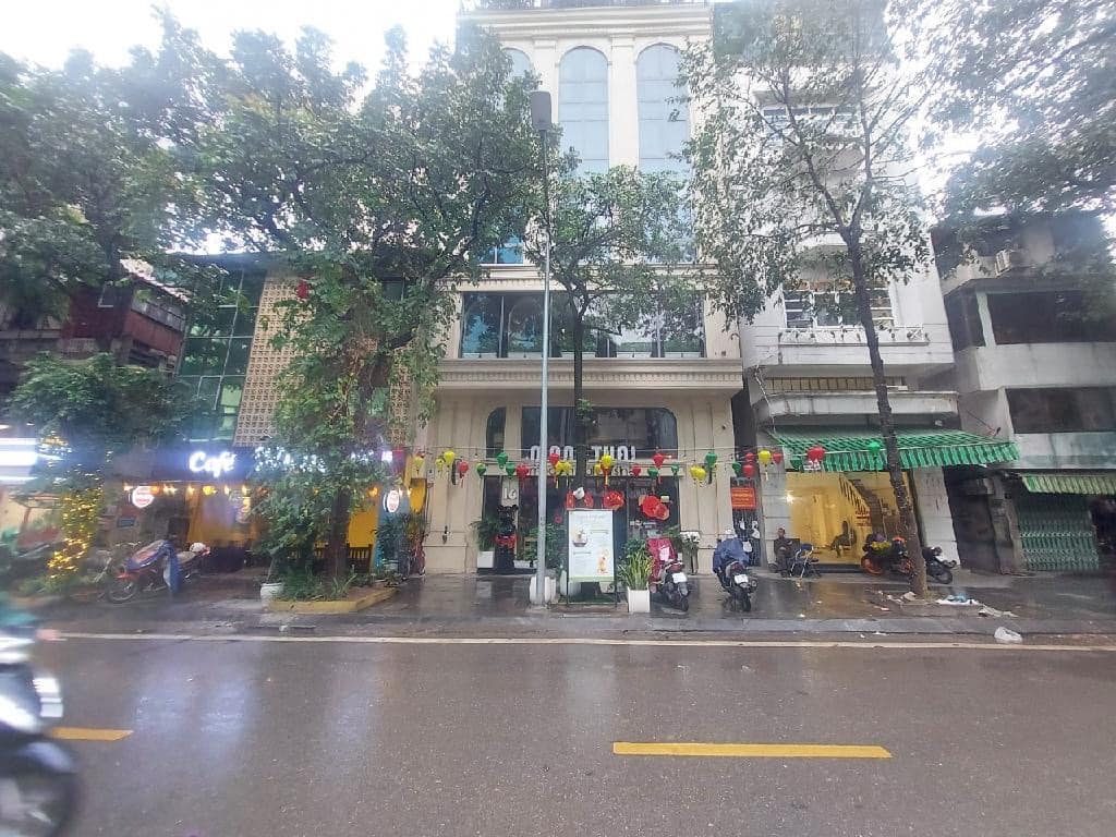 Căn nhà toạ lạc tại vị trí siêu đẹp, mặt phố Nguyễn Thị Thập cực hiếm nhà bán