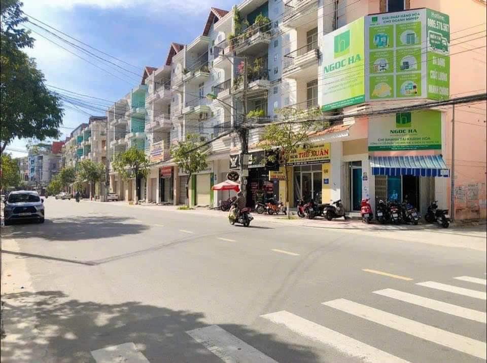 Bán tòa căn hộ 6 tầng, gồm 12 căn hộ, mặt tiền đường Điện Biên Phủ rộng 20m, Vĩnh Hòa - Nha Trang