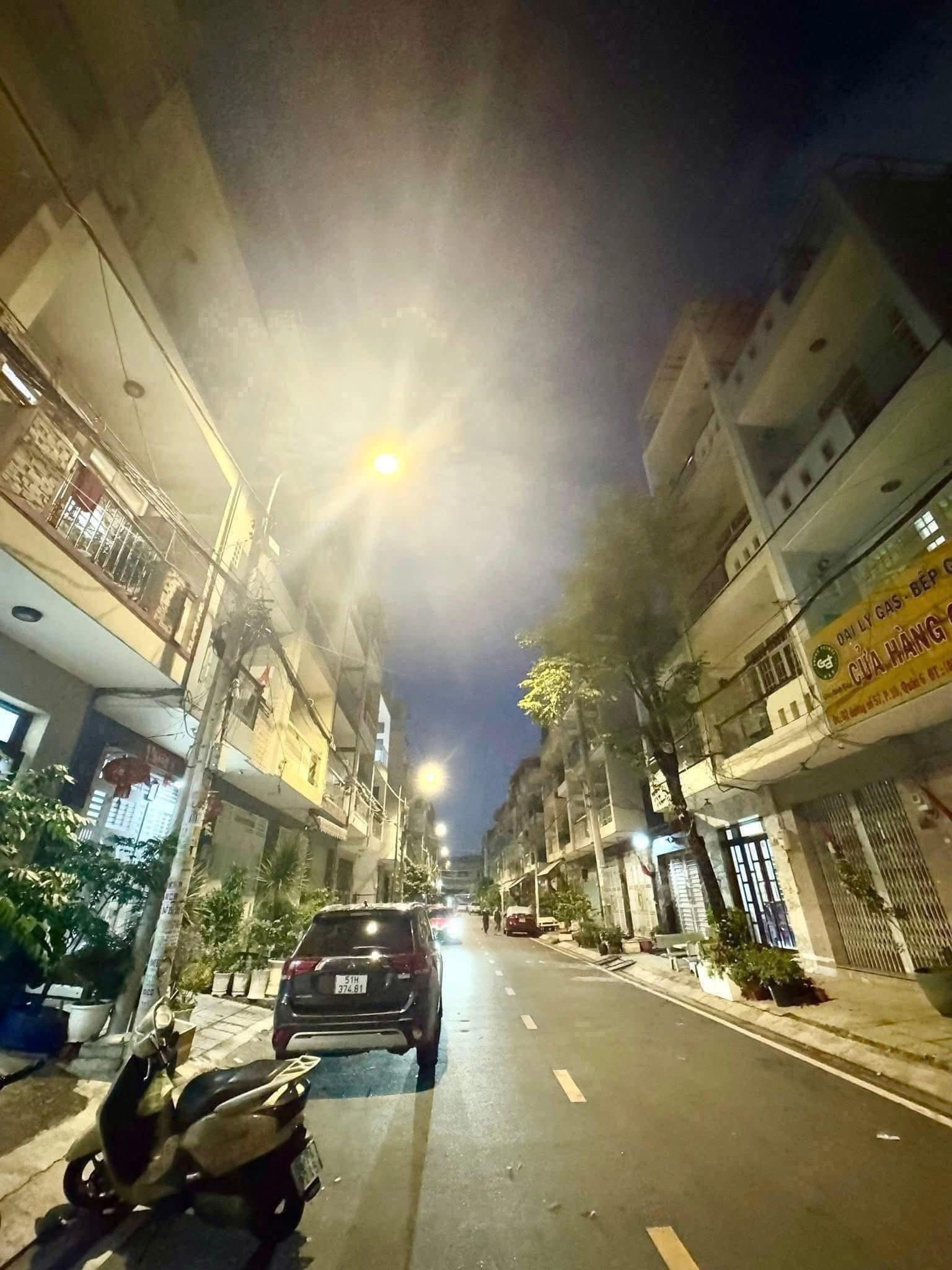 Продаётся дом, 5 спален, 64 м², Quận 6