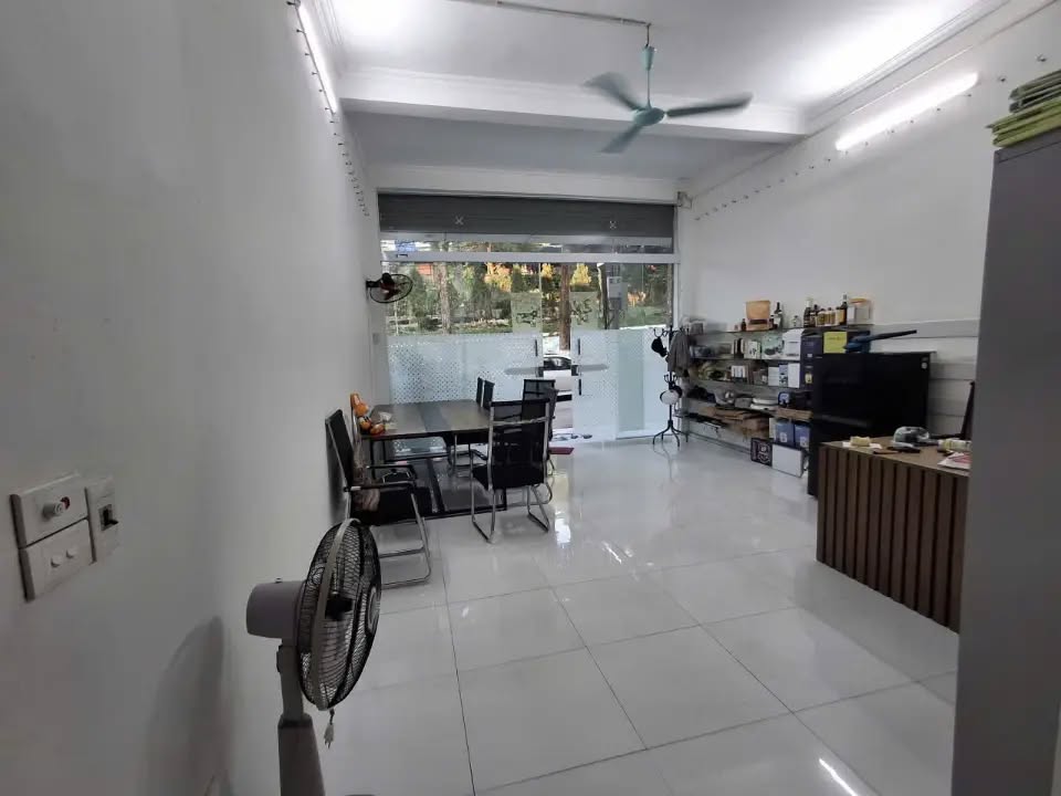 Căn nhà 3,5 tầng tọa lạc tại vị trí đắc địa trên đường Nguyễn Huệ, gần quán Dừa