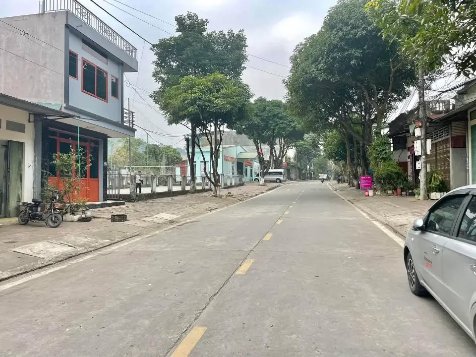 Nhà Cốc Lếu 90m2, 2 tỷ, sát Bệnh Viện thành phố về ở ngay, không cần sửa