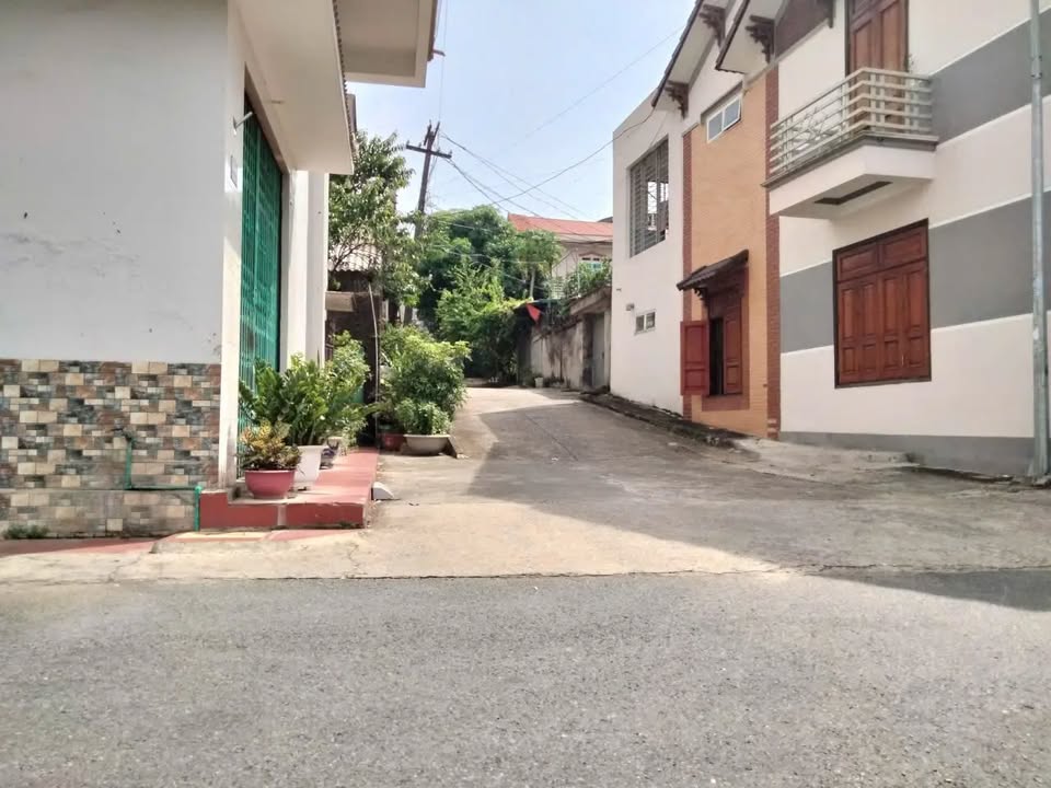 Nhà 83m2, mặt tiền 4,6m, đường 8m, giá 2,8 tỷ, trung tâm Việt Trì, tiện ích ngập tràn