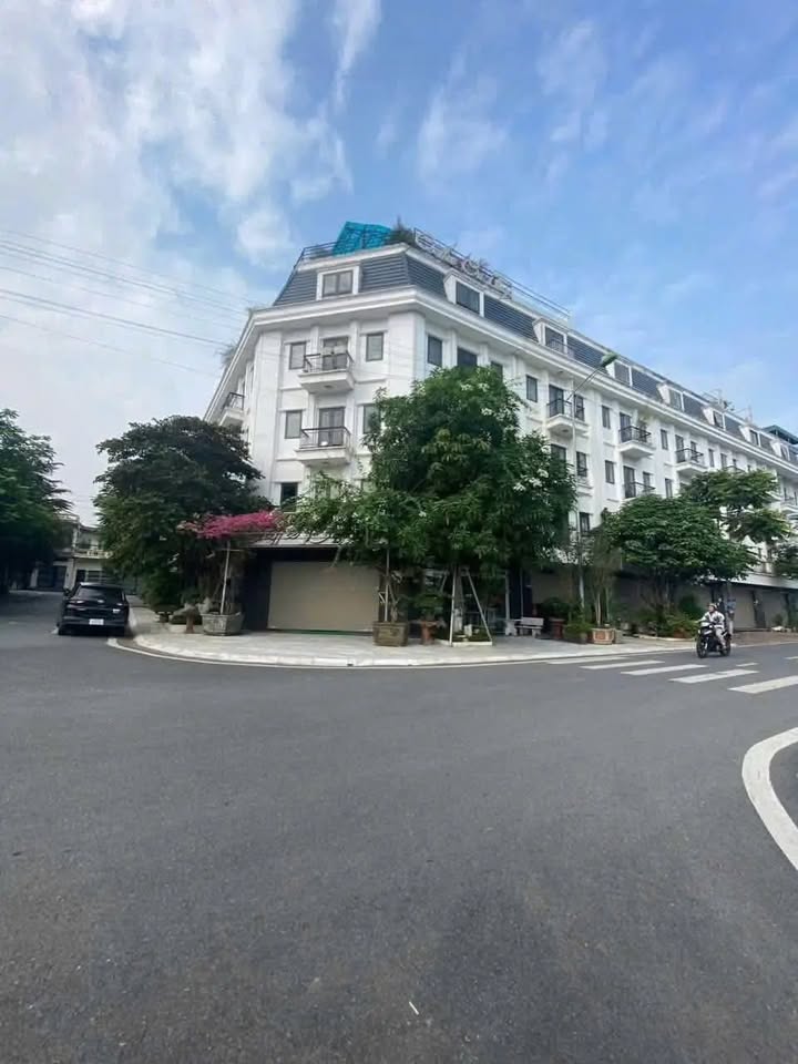 Căn góc 5 tầng 2 mặt tiền phố Vạn Phúc, view sông Hồng hơn 15 tỷ