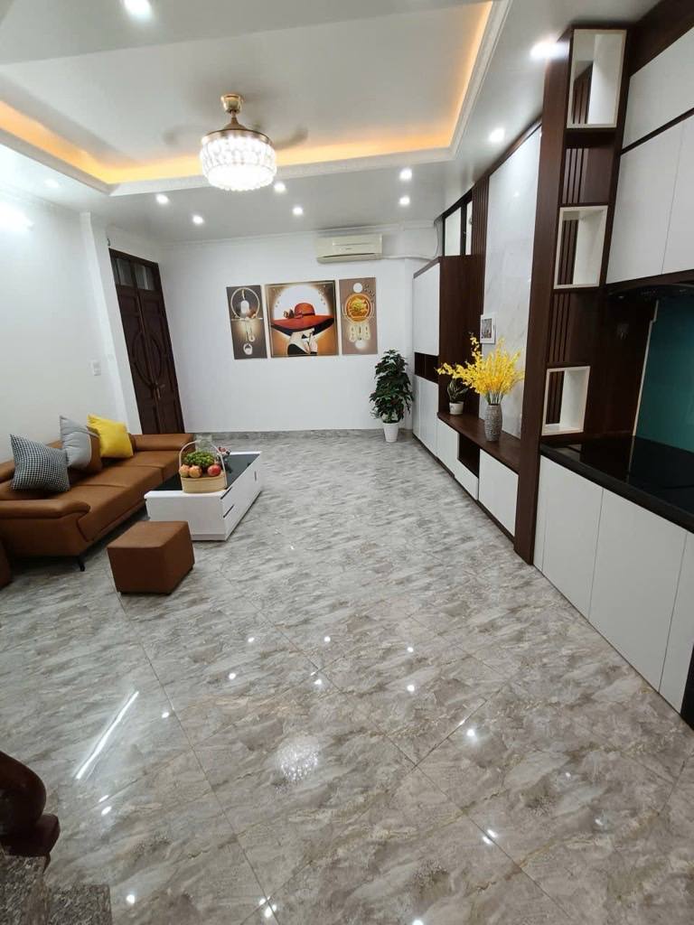 Продаётся дом, 3 спальни, 35 м², Long Biên