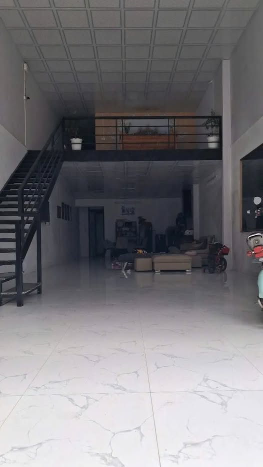 Nhà cấp 4 gác xép 111,3m2 - chỉ 1 phút 30 giây đến chợ Châu Úy