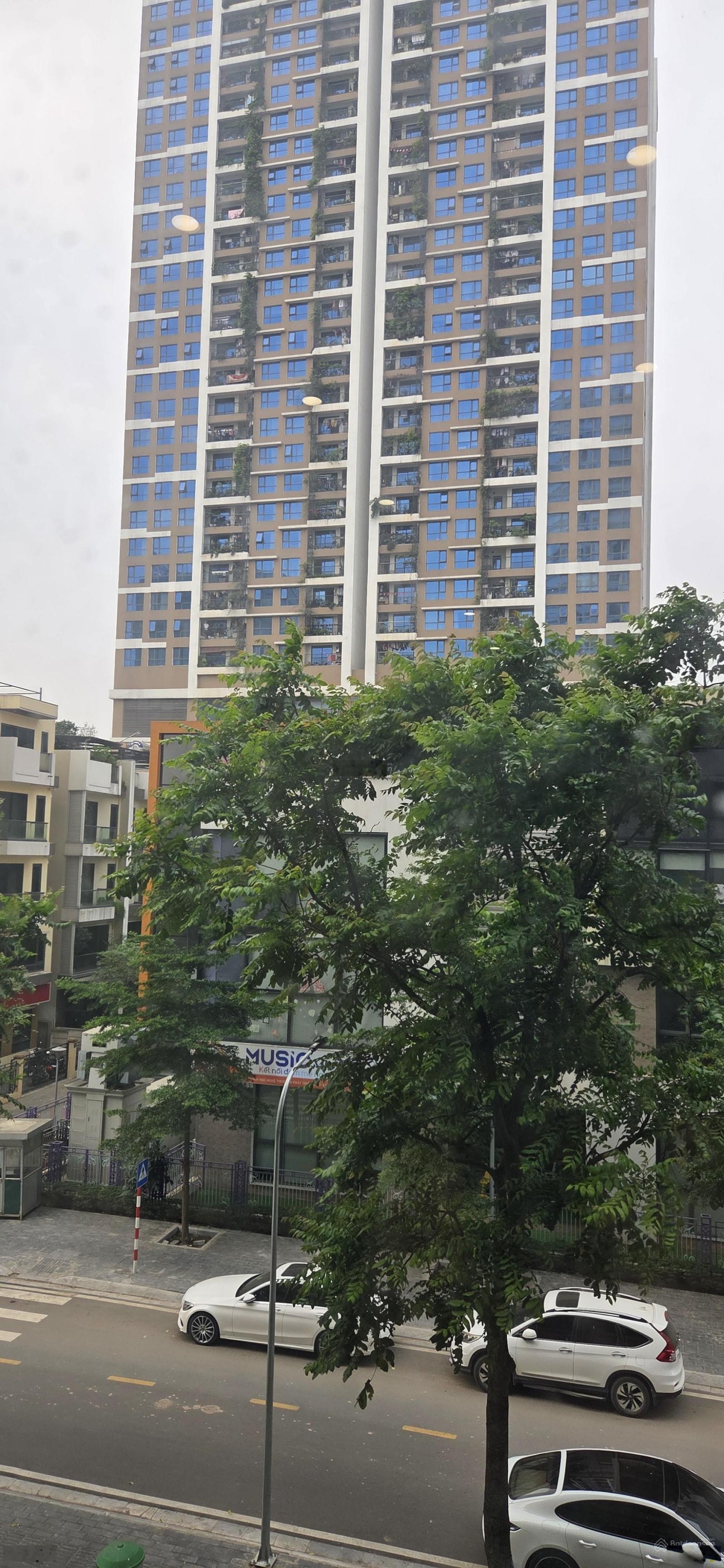 Chính chủ Cho thuê mb tầng 2 (100m2) có thang máy, ngay đầu hẻm xe hơi, đường Trần Hưng Đạo, Quận 1