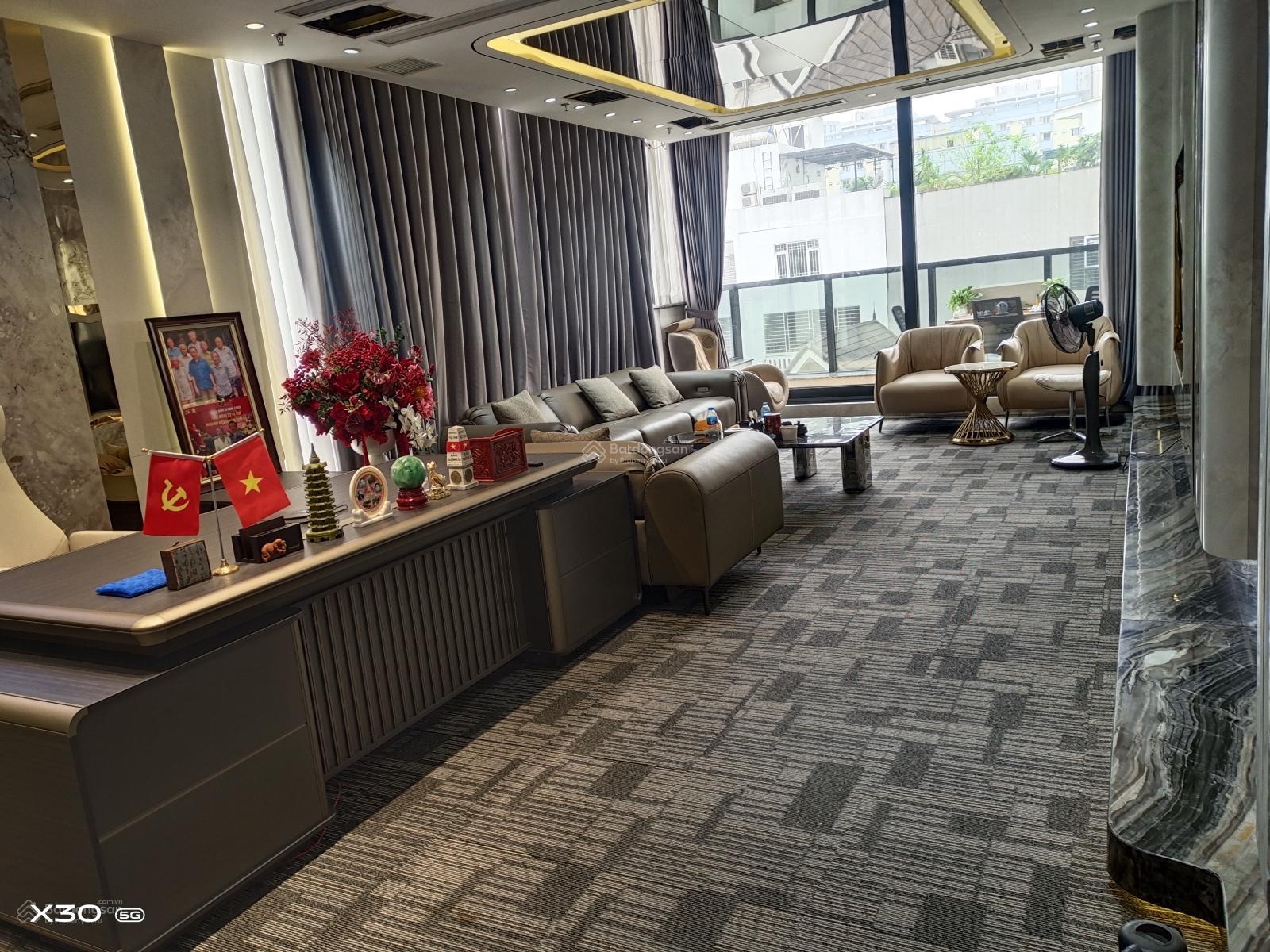 Chính chủ cho thuê MB tầng 2 (100m2) có thang máy, ngay đầu hẻm xe hơi, đường Trần Hưng Đạo, Quận 1