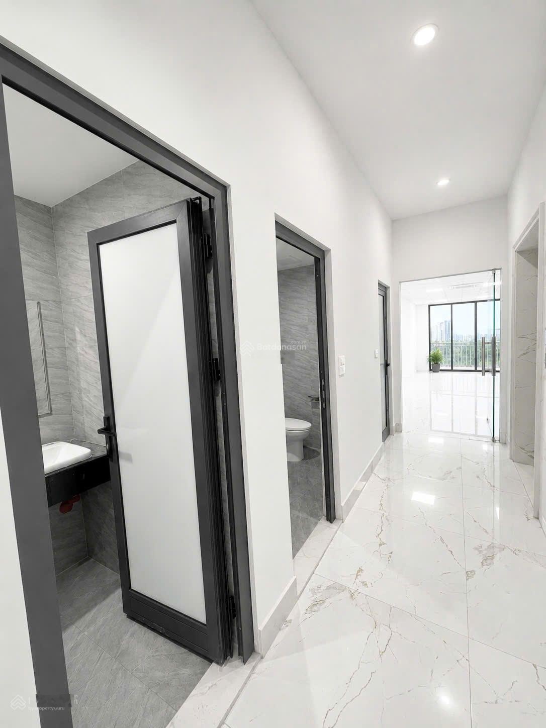 Chính chủ cho thuê văn phòng phân lô Hoàng Cầu, 70m2 tầng cao giá 13 triệu