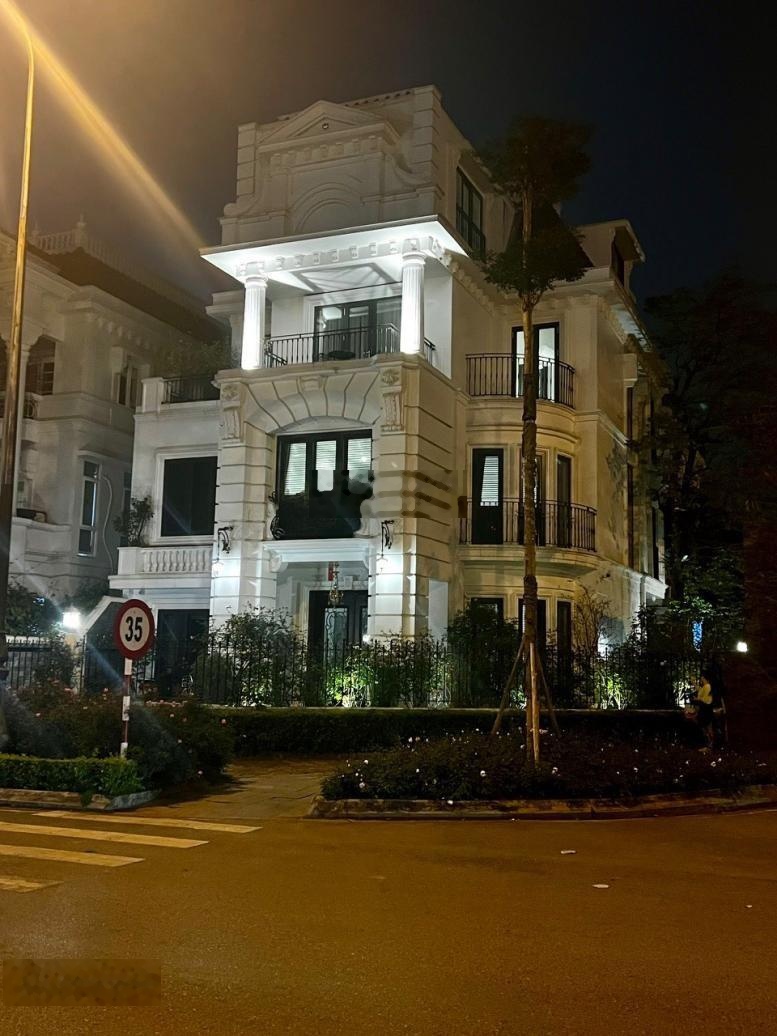 Bán Gấp Biệt Thự Ciputra Tây hồ 305m2, Lô Góc, mặt đường đôi