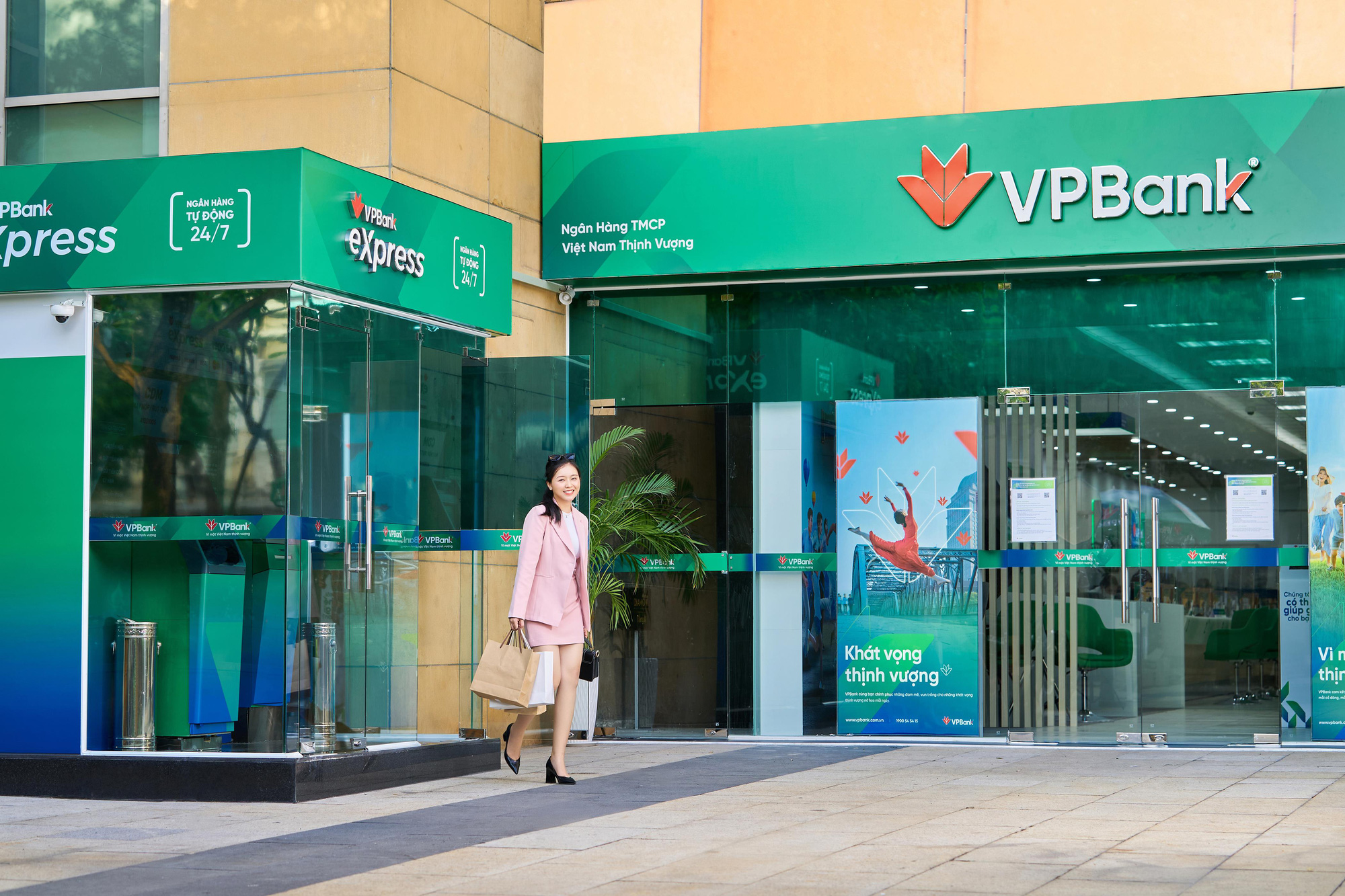 
Trước đó, Ban Lãnh đạo của VPBank cũng nhiều lần khẳng định sẽ dành khoảng 8.000 tỷ đồng được lấy từ lợi nhuận năm 2022 để tiến hành chia cổ tức trong năm nay.&nbsp;Ảnh minh họa
