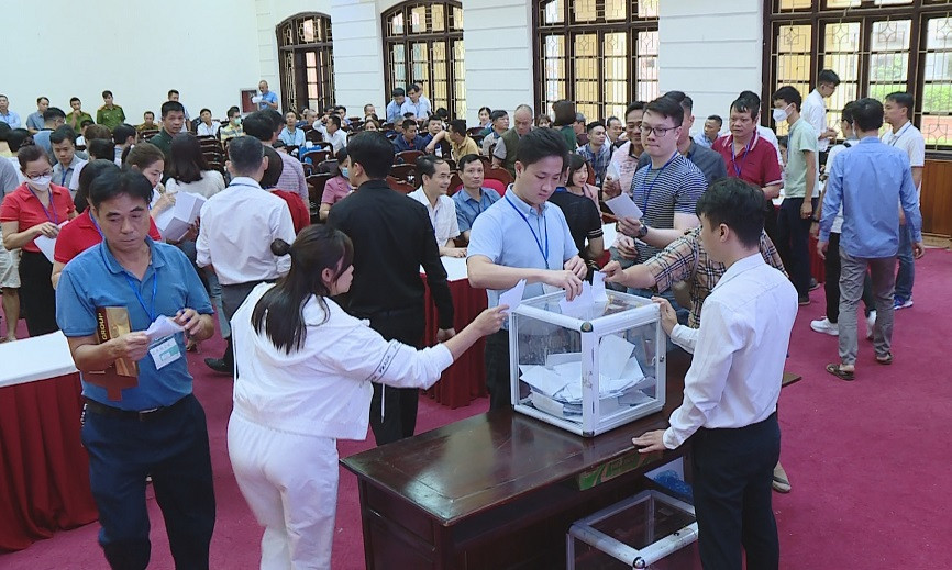 Một phiên đấu giá đất ở Hà Nội. Ảnh: Nguyễn Lê