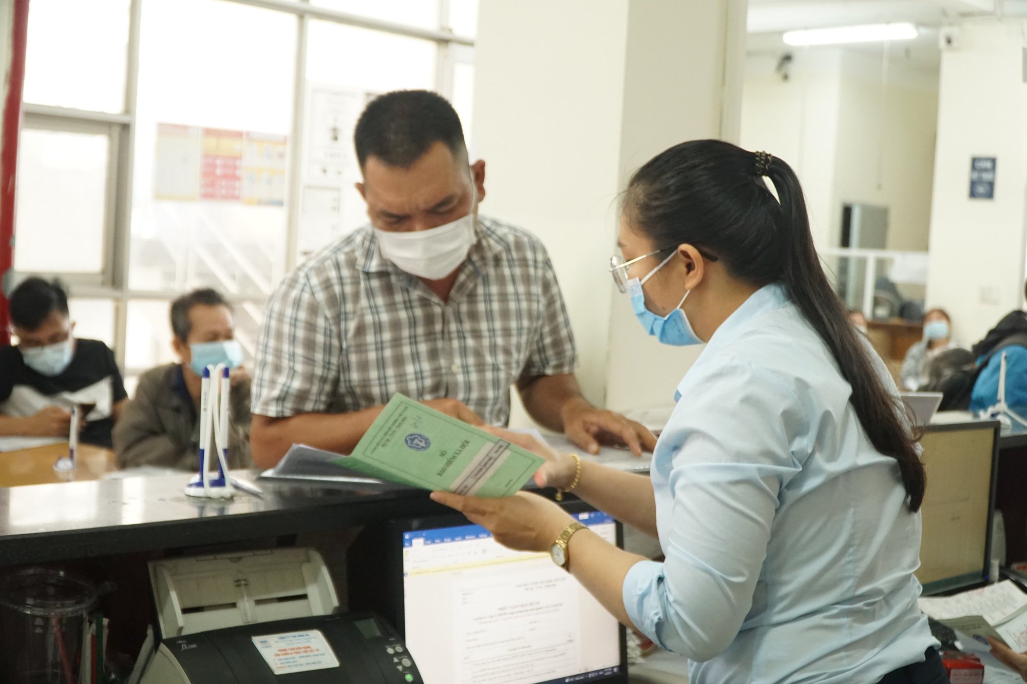 
Phương án 1 là người lao động có thời gian đóng BHXH trước ngày Luật này có hiệu lực, sau 12 tháng không thuộc diện tham gia BHXH bắt buộc, Bảo hiểm xã hội tự nguyện và có thời gian đóng BHXH chưa đủ 20 năm thì được rút BHXH một lần
