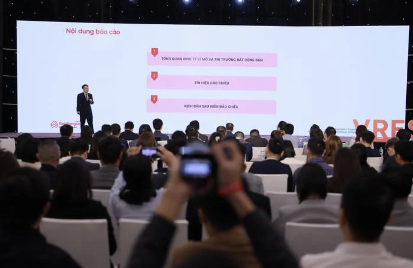 
Ông Nguyễn Quốc Anh - Phó tổng giám đốc Batdongsan.com.vn trình bày báo cáo
