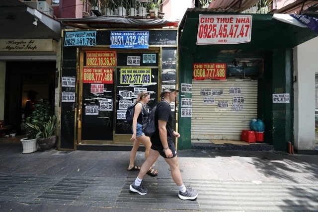 
Chủ mặt bằng nhà phố trên đường Đồng Khởi quyết không giảm giá thuê dù ế ẩm. Ảnh: Zing News
