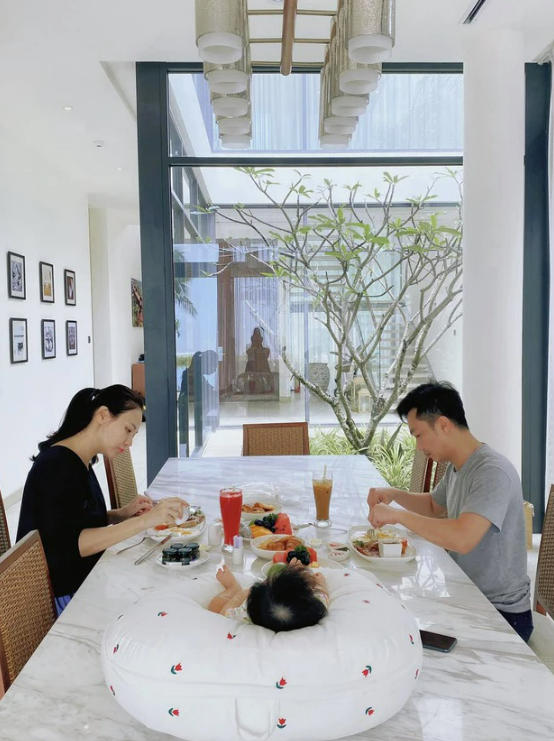 
Phòng ăn được vợ chồng Đàm Thu Trang được thiết kế tối giản, hướng nhìn ra bên ngoài có cây xanh
