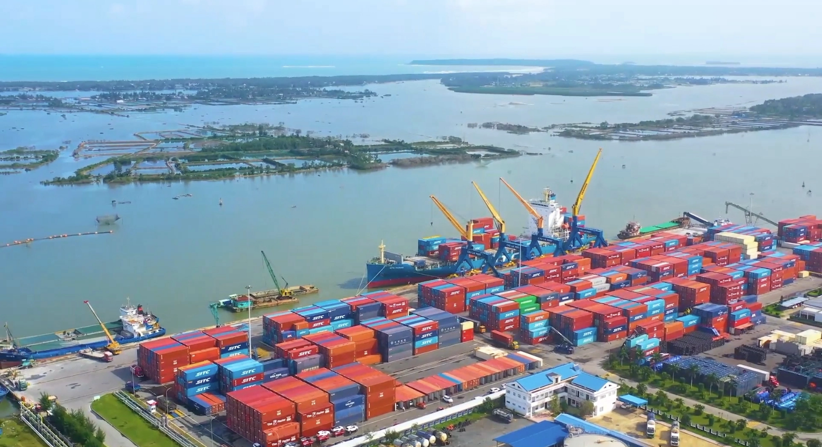 
Chú trọng tập trung vào những không gian công nghiệp sinh thái, công nghiệp công nghệ cao, du lịch xanh và chuỗi đô thị sông, biển gắn với cảng biển và Cảng hàng không Chu Lai.&nbsp;Ảnh minh họa
