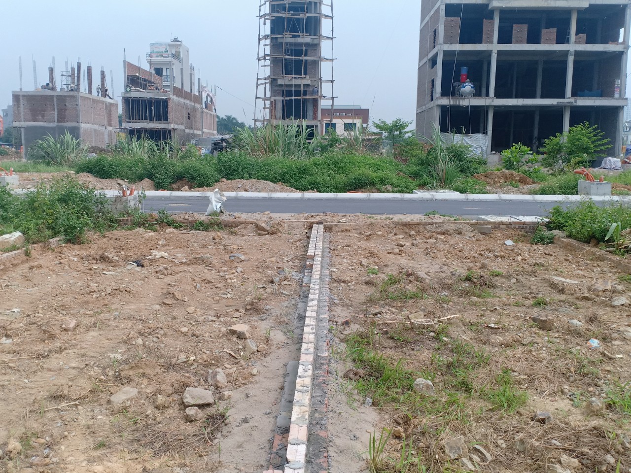 
Đất dịch vụ là phần đất mà người sử dụng đất bị thu hồi trên ⅓ diện tích đất nông nghiệp được Nhà nước đền bù nhằm mục đích hỗ trợ chuyển đổi nghề nghiệp, mỗi một suất đất thông thường thì sẽ có diện tích khoảng 40 - 50m2 và khi chính quyền địa phương hoàn thiện xây dựng cơ sở hạ tầng sẽ tiến hành tổ chức bốc thăm số lô đất cụ thể. Ảnh minh hoạ
