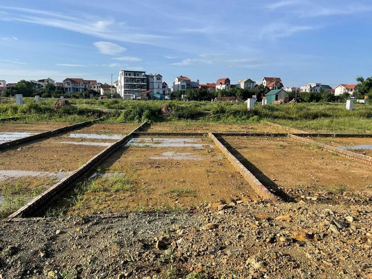 
Trên thực tế thì đất dịch vụ vẫn có thể cấp giấy chứng nhận quyền sử dụng (sổ đỏ, sổ hồng) nếu như chủ sở hữu có những giấy tờ đảm bảo theo quy định. Ảnh minh hoạ
