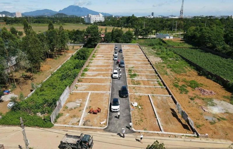 
Đất giãn dân là loại đất Nhà nước cấp cho người dân và trao quyền sử dụng cho người dân. Các hộ gia đình được trao đất để ở cho nên hoàn toàn có quyền sử dụng, sở hữu nên được cấp Giấy chứng nhận quyền sử dụng đất bình thường. Ảnh minh họa
