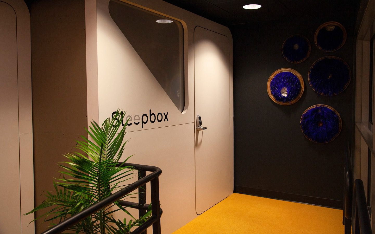 Trước khi thuê Sleep Box, bạn cần lựa chọn khu vực gần nơi mình học tập, làm việc hoặc nơi cần đến, có giao thông thuận tiện, an ninh đảm bảo, nhiều tiện ích xung quanh. Ảnh minh họa