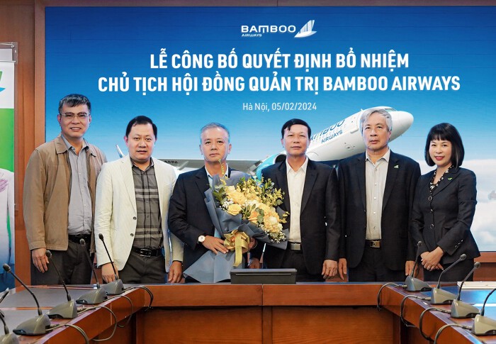 
Tân Chủ tịch HĐQT Bamboo Airways Phan Đình Tuệ (thứ ba từ trái sang) nhận hoa chúc mừng từ các thành viên HĐQT cùng Ban Tổng giám đốc. (Ảnh: Bamboo Airways)
