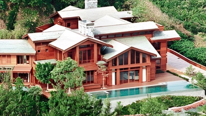 
Lương Lạc Thi và ba con trai hiện đang sinh sống tại một dinh thự gỗ đỏ&nbsp;trị giá lên tới 1,5 tỷ HKD
