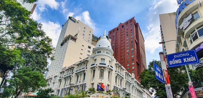 
Những cửa hàng đã thuê mặt bằng từ trước dịch cũng gặp nhiều khó khăn vì chủ nhà tăng giá, lại còn phải cạnh tranh với nhiều nhãn hàng mới mở hoặc cần phải mở rộng trên cùng khu vực. (Ảnh minh họa)
