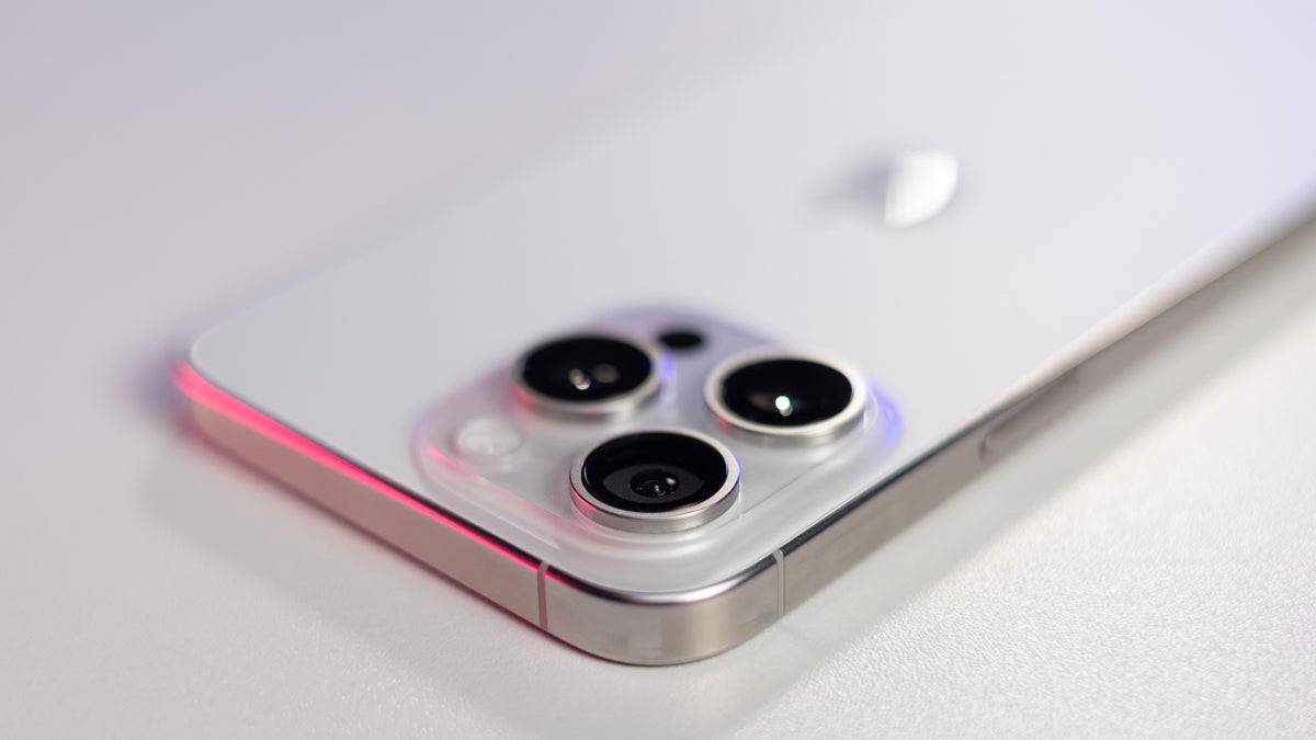 
Hình ảnh dựng sản phẩm iPhone 16 Pro có nút chụp ảnh riêng biệt. (Ảnh của Phonearena)
