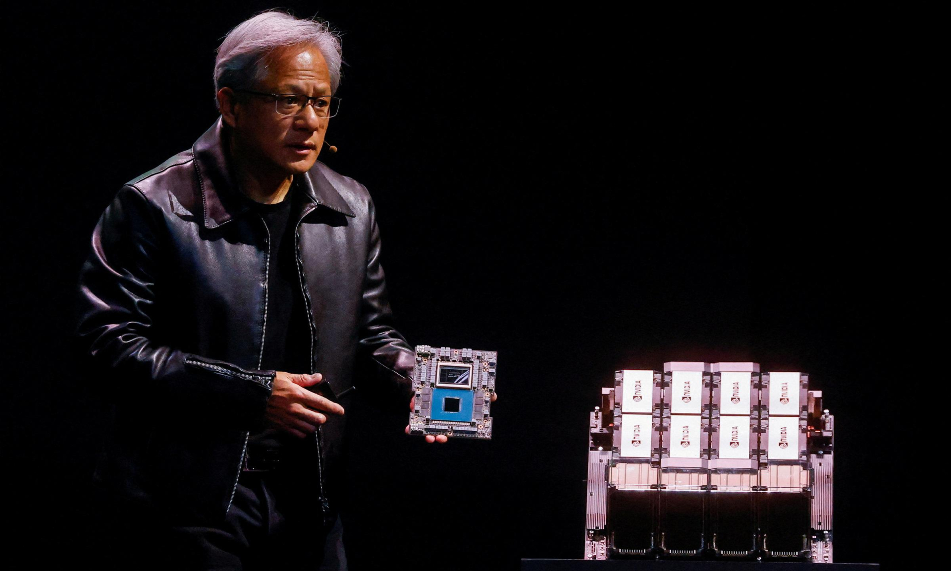 
Trên thực tế, sau khi mà AMD tăng cường sự hiện diện ở trên thị trường chip AI năm ngoái, Nvidia cũng đã chuyển sang chiến lược công bố mẫu chip chủ lực hàng năm thay vì chu kỳ của hai năm trước. (Nguồn ảnh: Nhịp sống thị trường)
