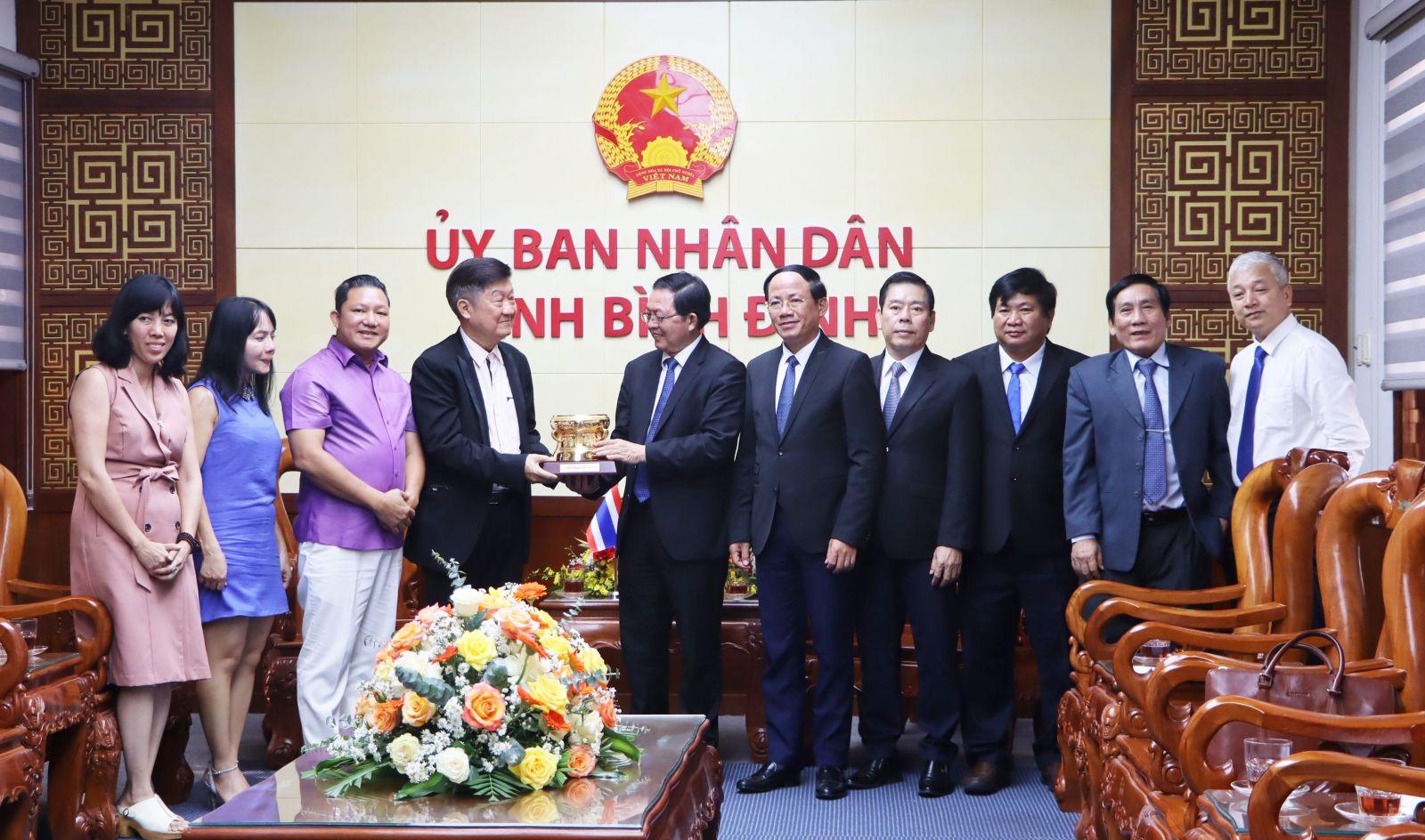 Bí thư Tỉnh ủy Hồ Quốc Dũng (thứ 6 bên phải) tặng quà cho tỷ phú Peter Palanugool - Chủ tịch Tập đoàn Bangkok Assay Office