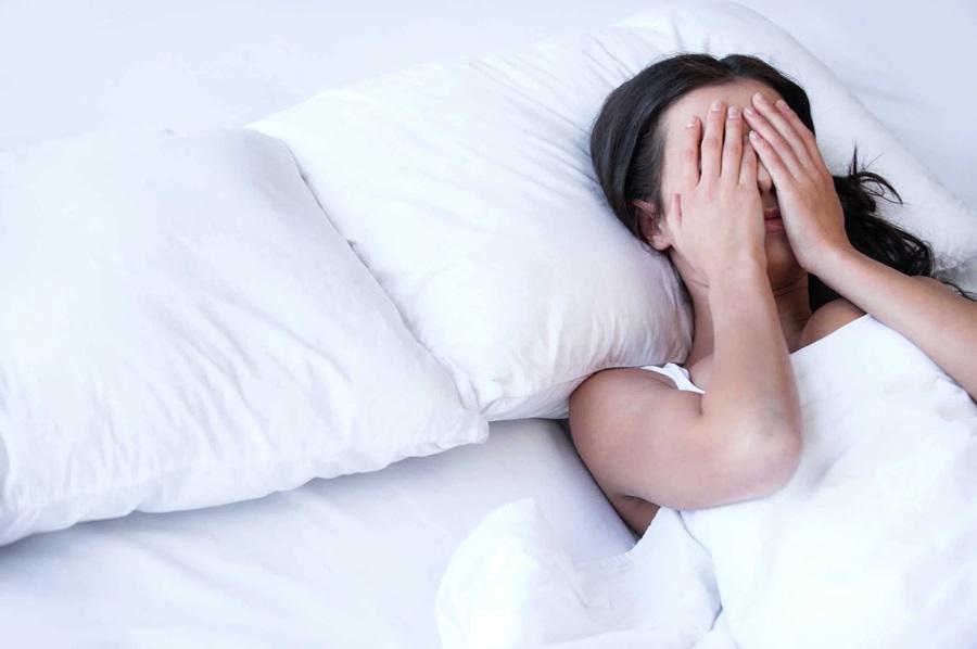 Nếu phạm phải hướng nằm ngủ kiêng kỵ sẽ khiến gia chủ luôn bất an, giấc ngủ bị xáo trộn, sức khỏe bị giảm sút. (Nguồn ảnh: Internet)