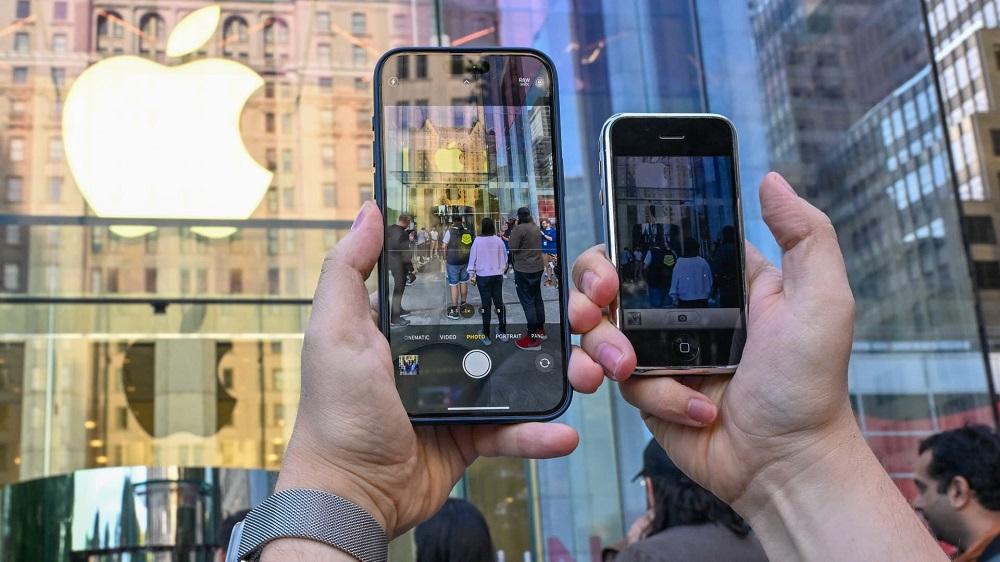 Doanh số iPhone vốn là điều mà Apple rất tự hào trước đây nhưng hiện không muốn nhấn mạnh mà dần chuyển qua câu chuyện bán dịch vụ.