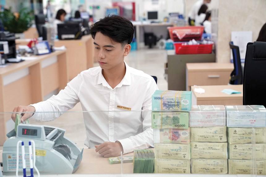 MBS cho biết, trong tháng 4, diễn biến trên thị trường liên ngân hàng đã trở nên sôi động khi mà lãi suất tăng vọt ở các kỳ hạn. Chi tiết, lãi suất qua đêm từ mức 0,1% cuối tháng 3 leo lên mức đỉnh 4,9% vào ngày 17/4 và sau đó hạ nhiệt, duy trì quanh vùng 4,4% trong tuần cuối tháng 4.&nbsp; (Nguồn ảnh: Nhịp sống thị trường)