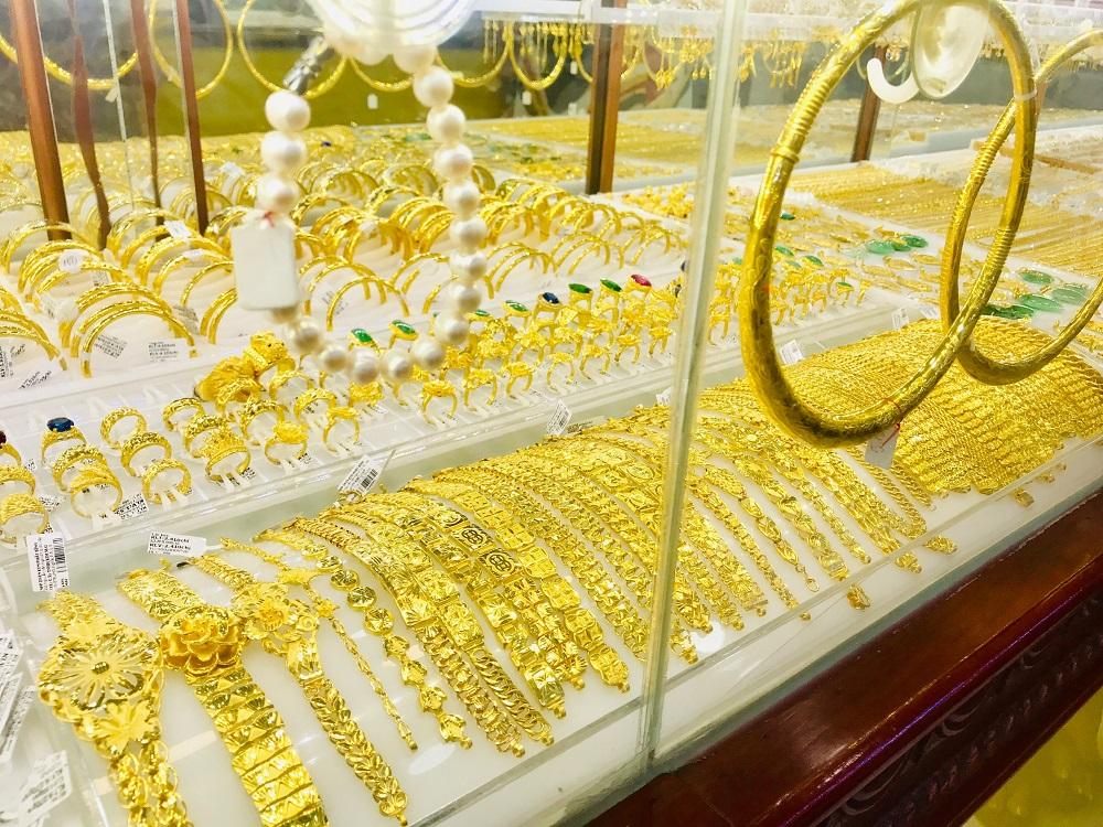 Giá vàng liên tục tăng cao gây nên tình trạng hạn chế số lượng giao dịch mua bán ở một số tiệm vàng trên địa bàn TP.HCM thời gian qua.&nbsp;