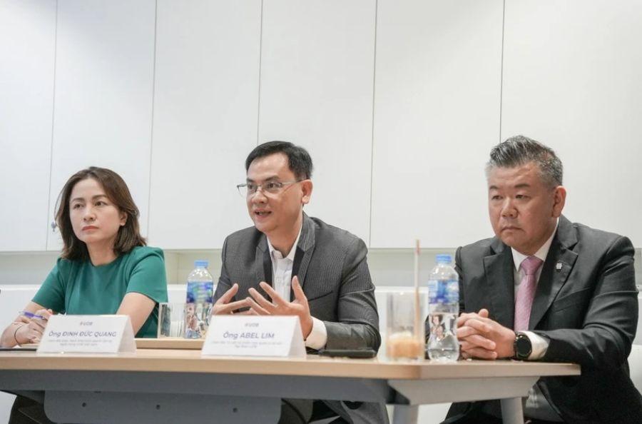 Ông Đinh Đức Quang - Giám đốc điều hành kinh doanh tiền tệ Ngân hàng UOB (giữa) và ông Abel Lim - Giám đốc Tư vấn và chiến lược quản lý tài sản Tập đoàn UOB (phải) tại họp báo. (Ảnh: UOB)