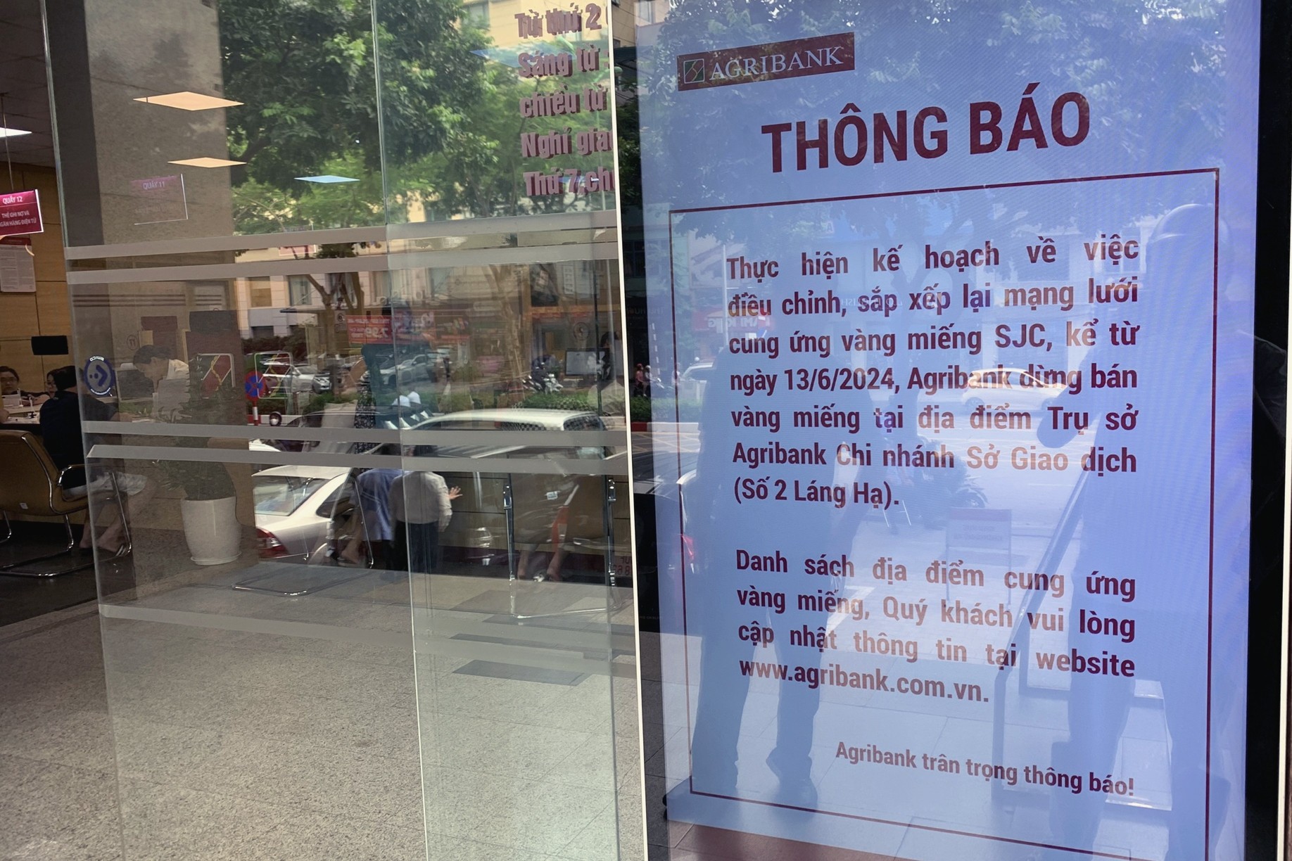 



Agirbank thông báo đóng cửa điểm bán số 2 Láng Hạ (Hà Nội) để triển khai tiện ích trực tuyến từ ngày 17/6

