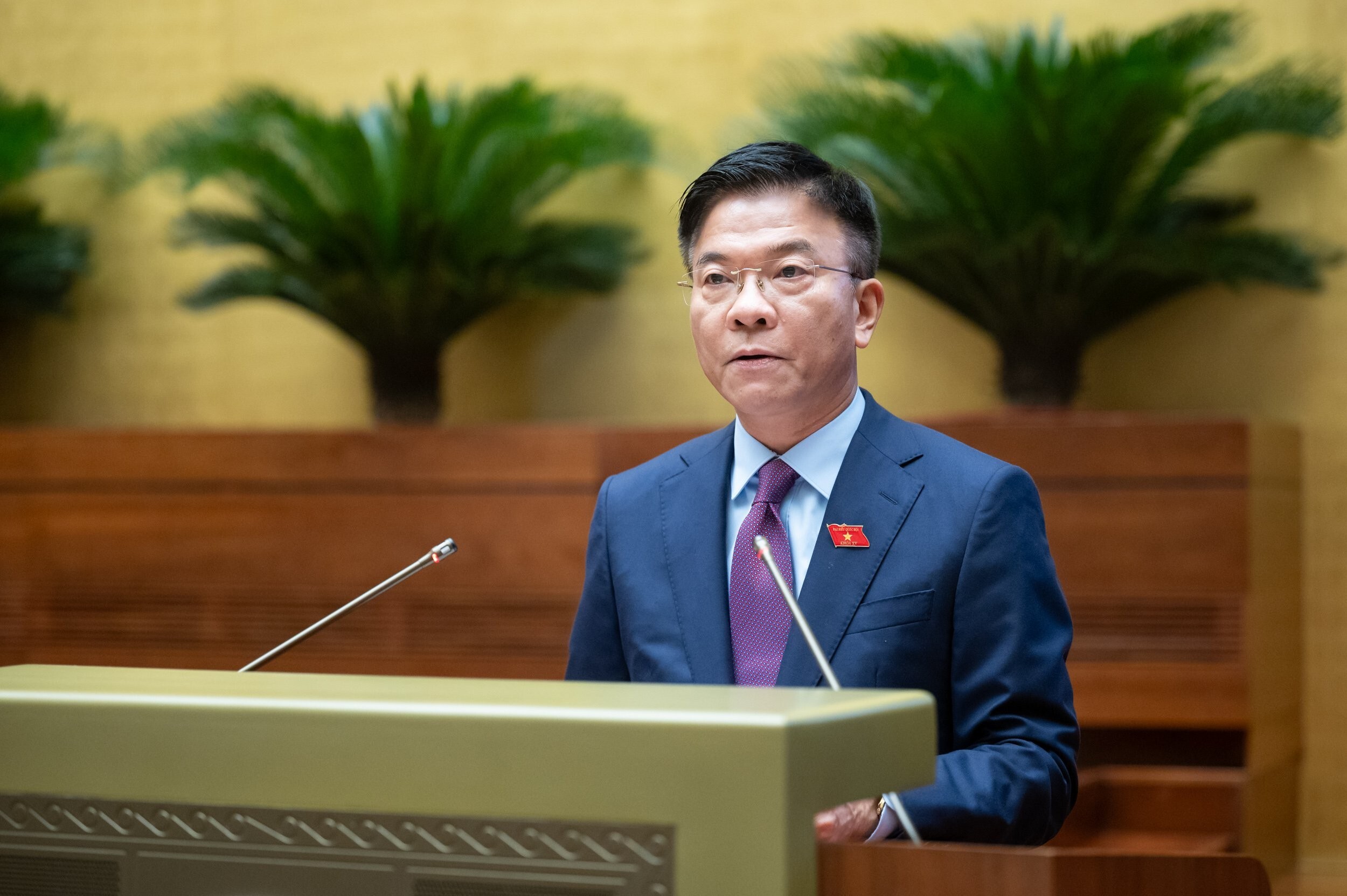 
Phó Thủ tướng, Bộ trưởng Tư pháp Lê Thành Long trình Quốc hội dự Luật Công chứng sửa đổi
