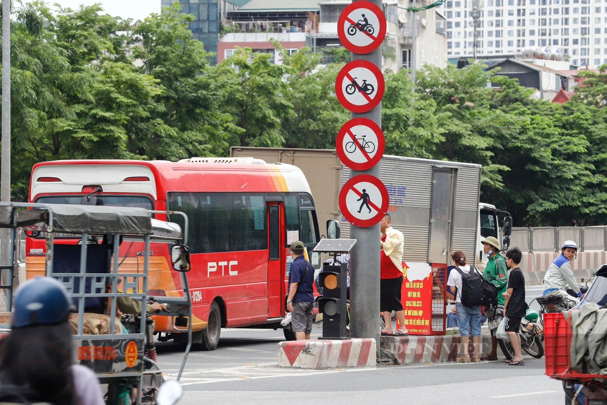 
Tại lối lên đường vành đai 3, hiện nay xuất hiện tình trạng rất đông người đứng chờ xe khách (Ảnh: Dân Việt)
