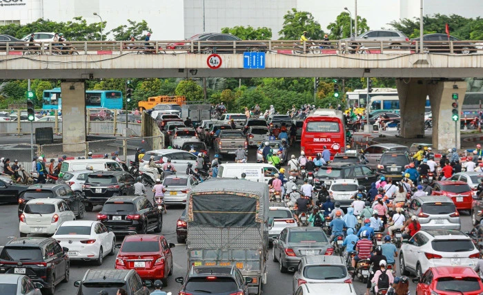 
Phương tiện lưu thông trên tuyến đường Phạm Hùng - Phạm Văn Đồng luôn đông đúc (Ảnh: Báo Giao thông)
